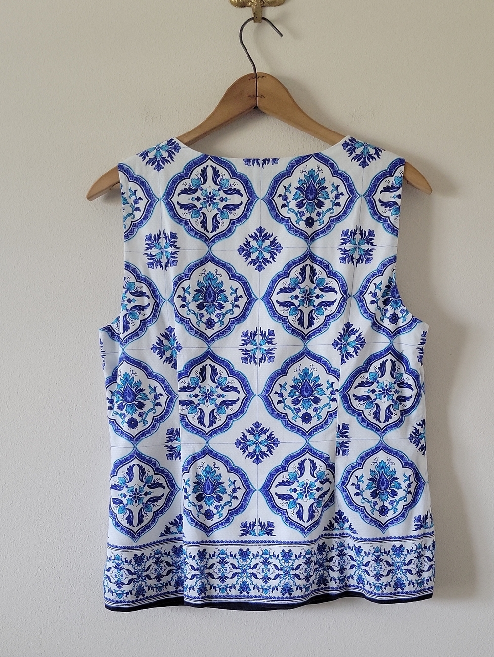 Talbots White Blue Medallion Tile Print Sleeveless Top Size 10 - Picture 4 of 7